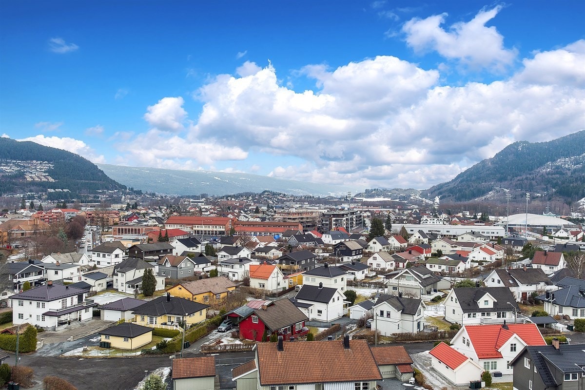 Fra balkongen er det flott utsyn over det hyggelige nærområdet. Galleribilde