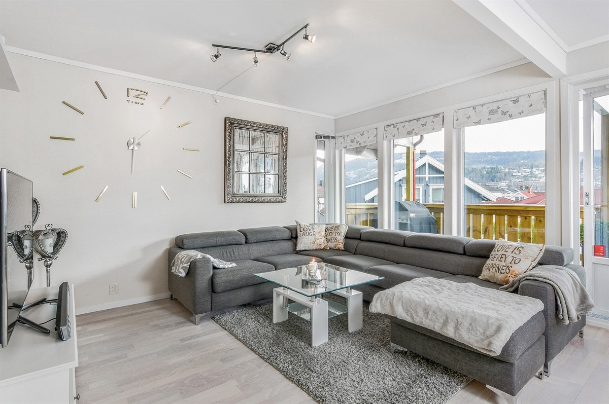 Leiligheten har solrike uteplasser, reservert p-plass og svært kort gangavstand til togstasjon og sentrum. Lave felleskostnader/fellesgjeld. Galleribilde