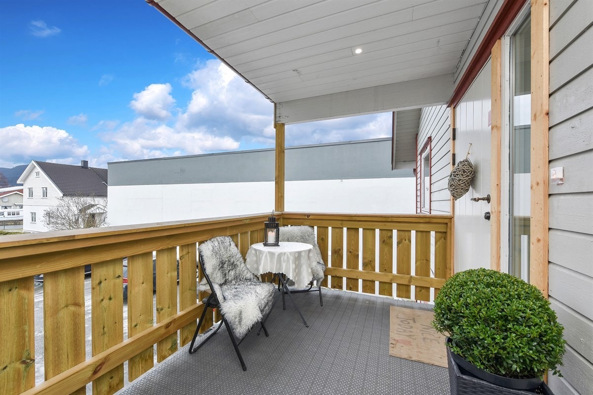 Leiligheten har også en nordvestvendt terrasse i tilknytning til inngangspartiet. Galleribilde