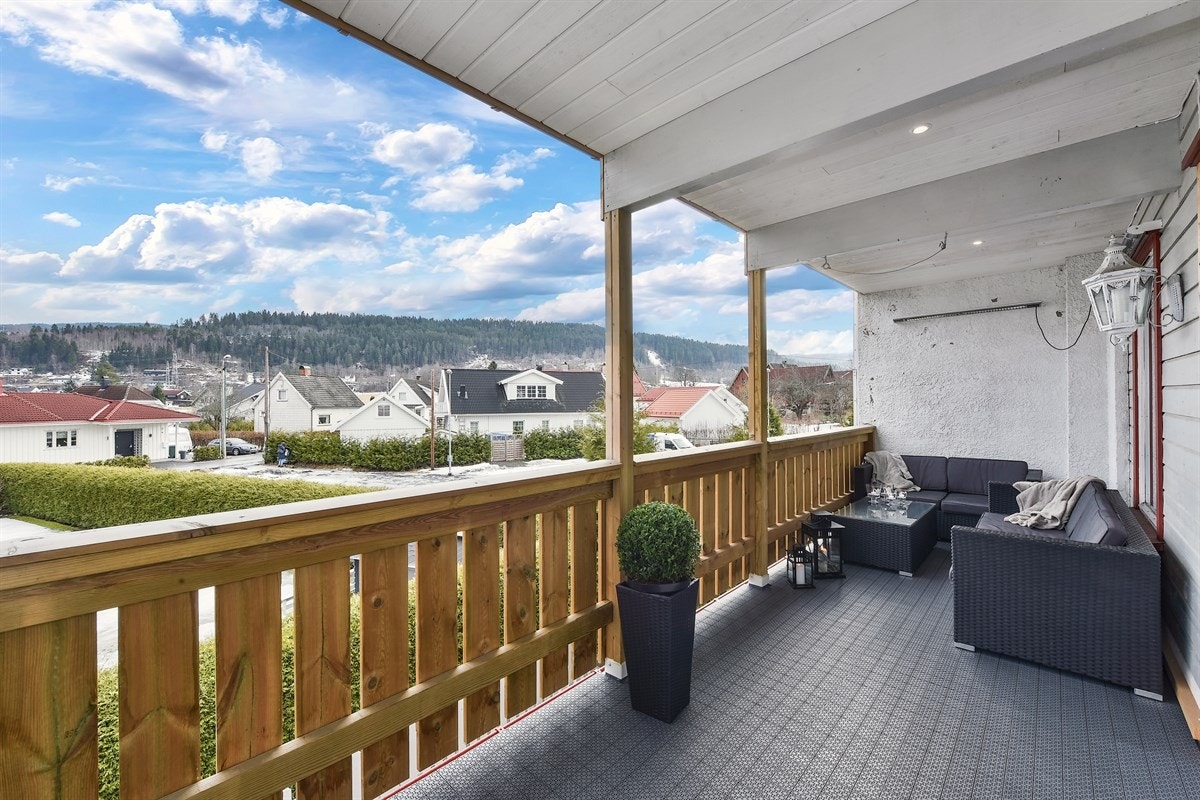 Fra stuen er det adkomst til en romslig, sørøstvendt balkong hvor man kan nyte gode solforhold på formiddagen. Galleribilde