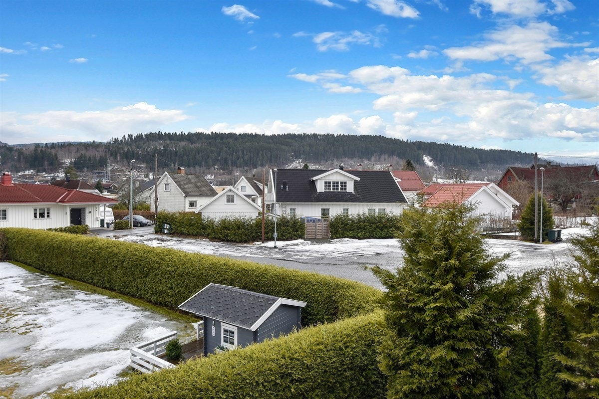 Fra balkongen er det flott utsyn over det hyggelige nærområdet. Galleribilde