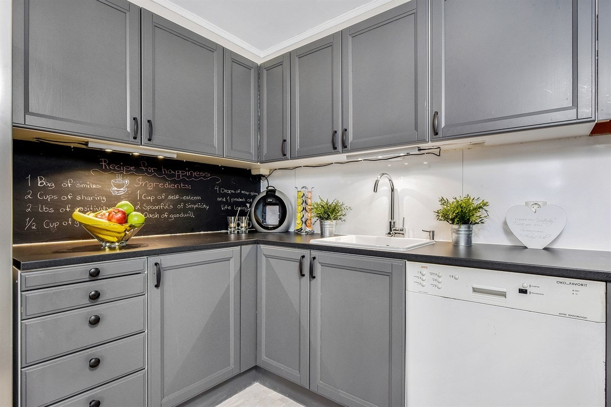 Innredningen har grå, profilerte fronter som er malt i senere tid. Galleribilde