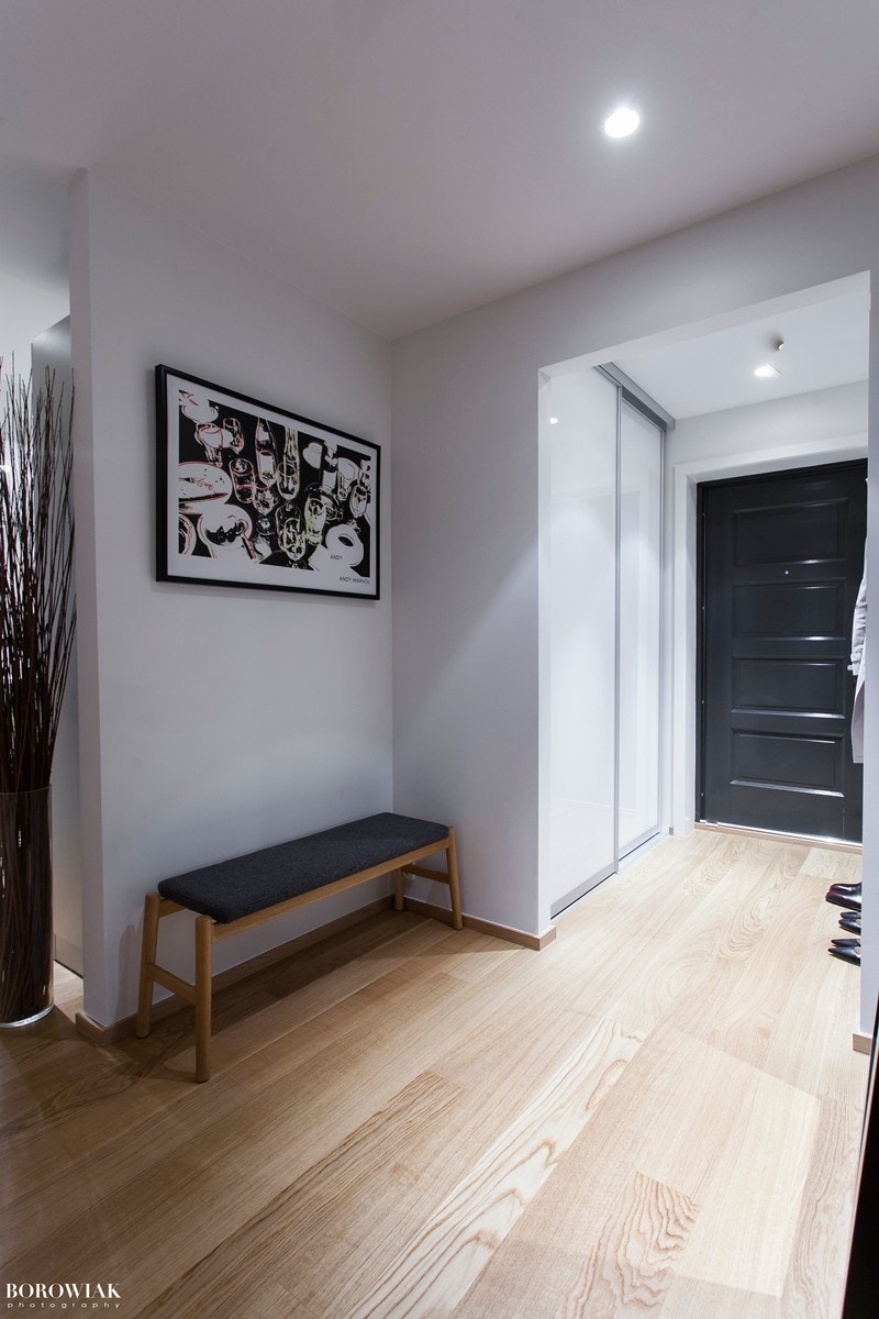 Entre/gang med spesialtilpasset skyvedørsgarderobe fra Rival Galleribilde