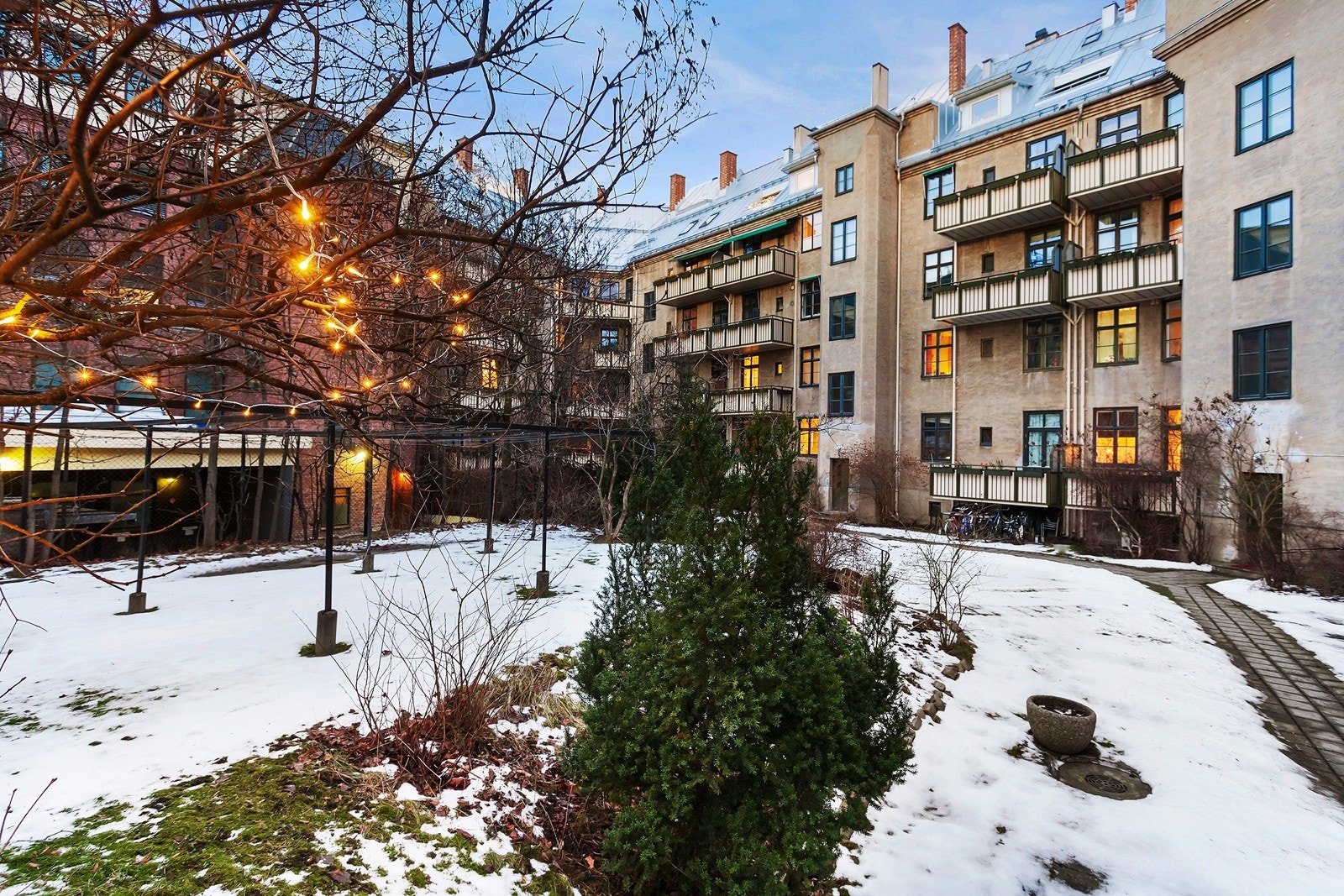 Bakgård Galleribilde