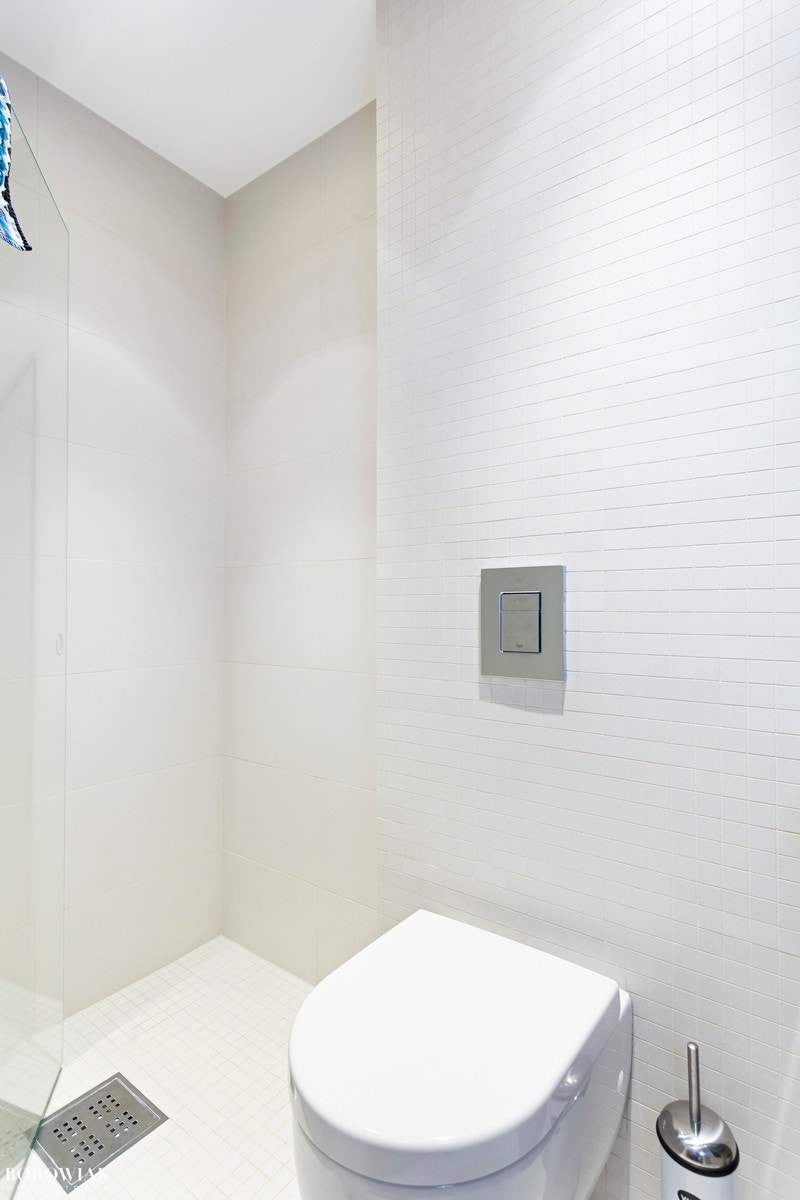 Bad nr. 2 - Fliser på både gulv og vegger! Her er det også dusj med foldbare glassdører Galleribilde