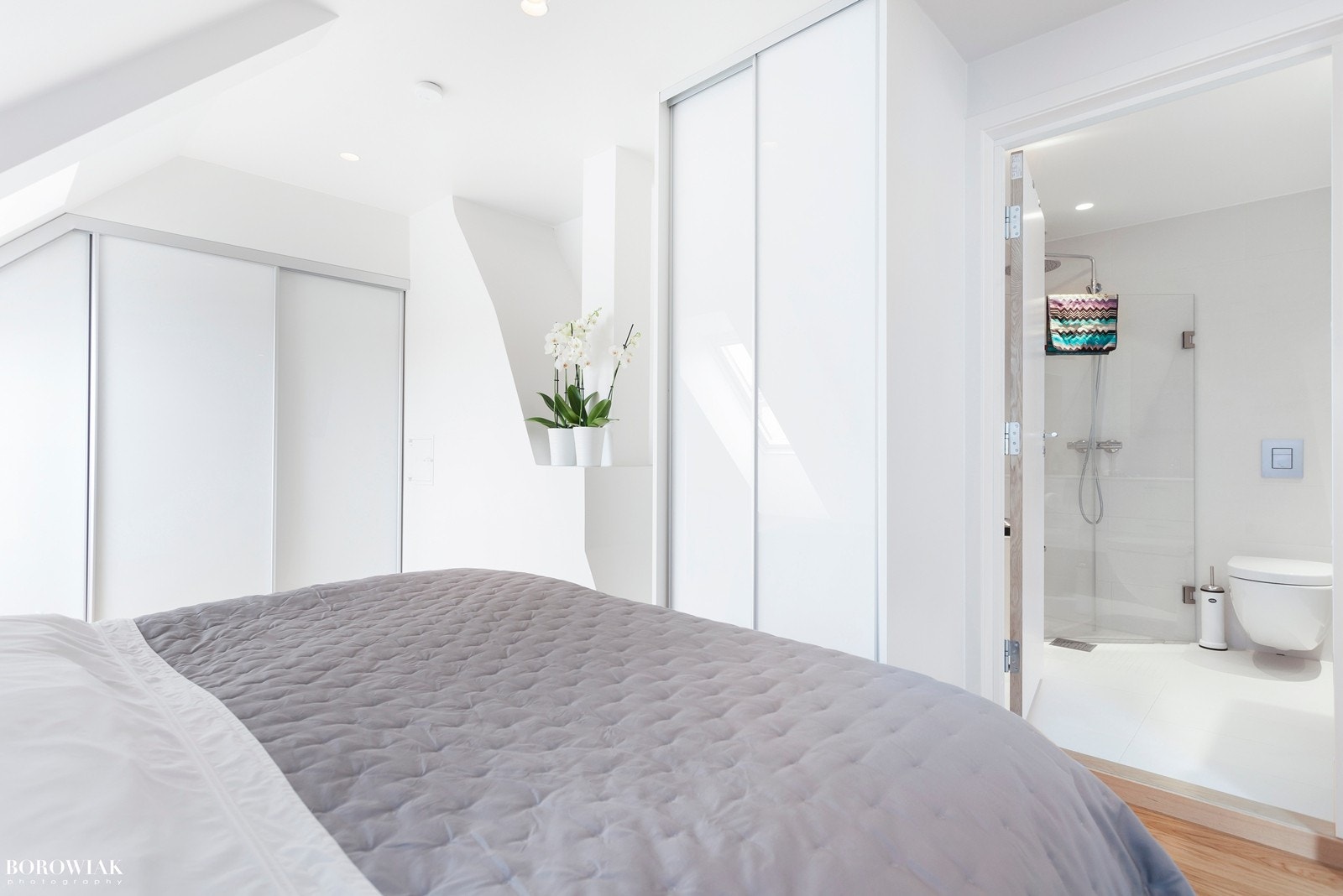 Inngang til eget bad fra hovedsoverommet Galleribilde