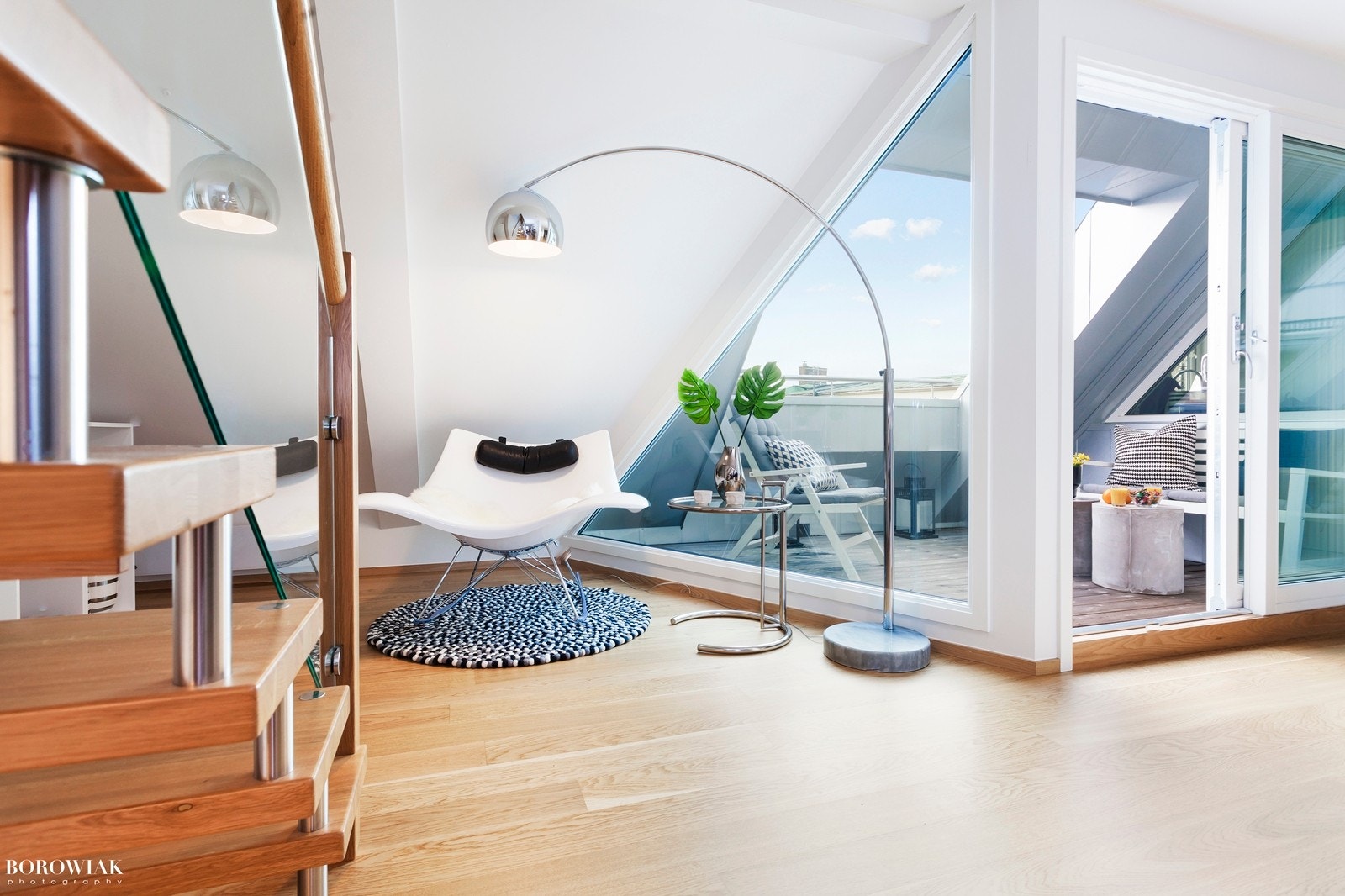 Store vindusflater slipper inn godt med lys Galleribilde