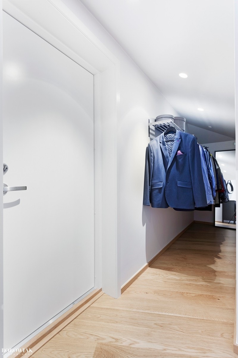 Godt med garderobeplass i leiligheten. Her ved døren ut til baktrappen. Galleribilde