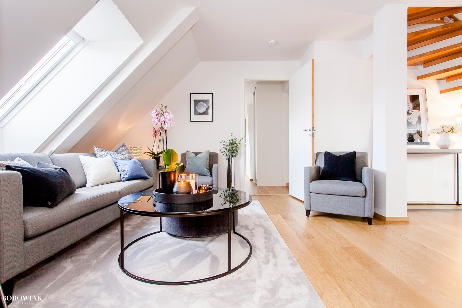 Stue med flott en-stavs eikeparkett og lyse vegger. Galleribilde