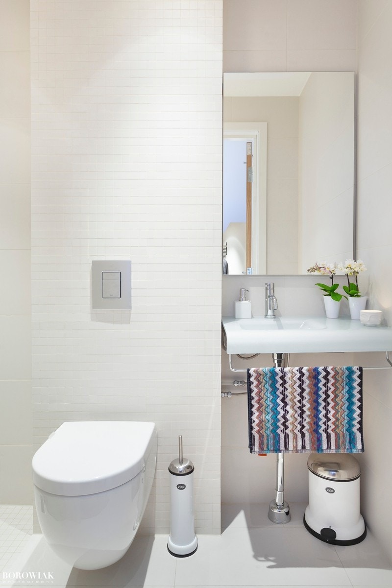 Bad nummer to- lekkert gjestebad med toalett, servant og dusj Galleribilde