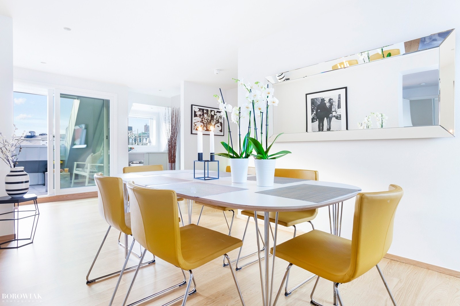 Spisestue med plass til mange gjester Galleribilde