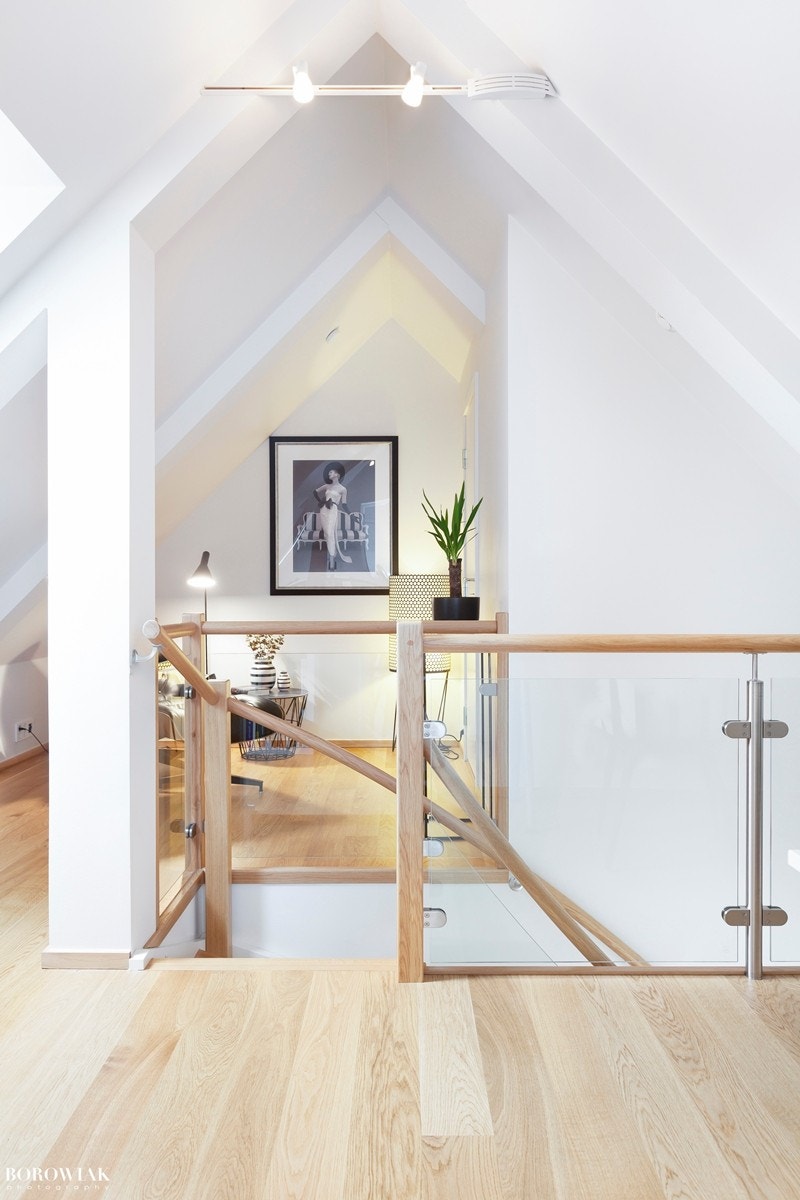 Lyst og åpent på hemsen, med plass til blant annet kontor og lesekrok Galleribilde