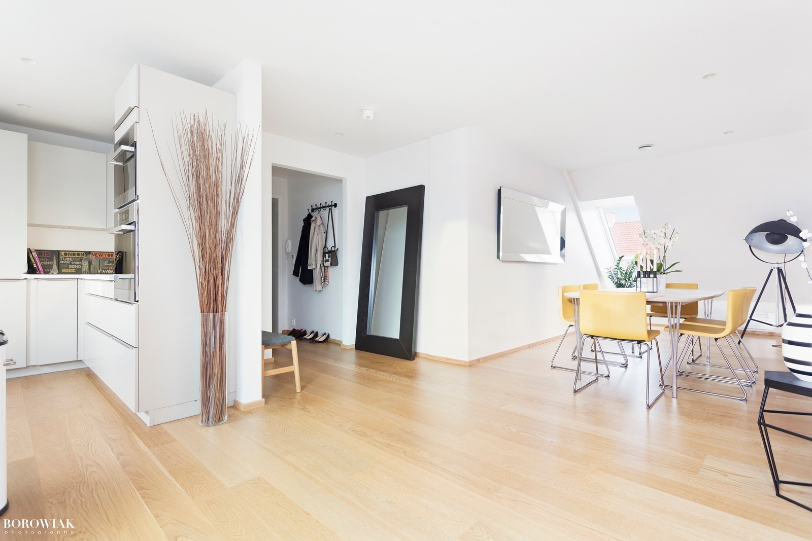 Spisestue og kjøkken i delvis åpen løsning Galleribilde