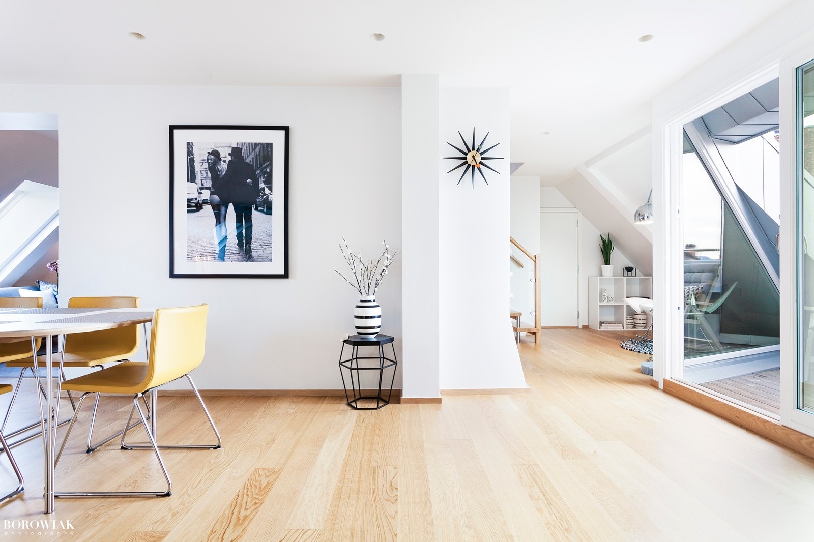 Stuen er inndelt i ulike soner og åpner for flere møbleringsløsninger Galleribilde