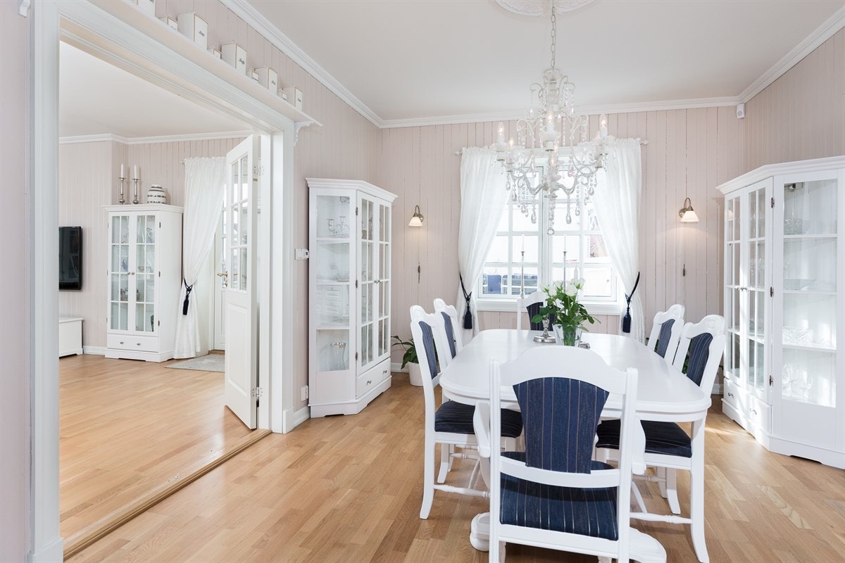 Sentralstøvsuger med uttak i alle etasje og uttak ute til bil Galleribilde