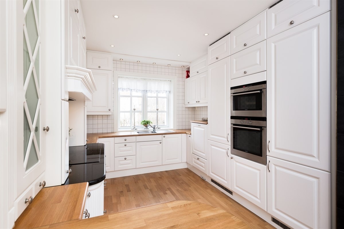 Godt med skap og benkeplass Galleribilde