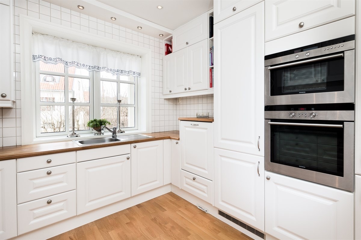 Integrert 2 kjøleskap, 2 frysere, komfyr, induksjonstopp, dampovn og oppvaskmaskin Galleribilde