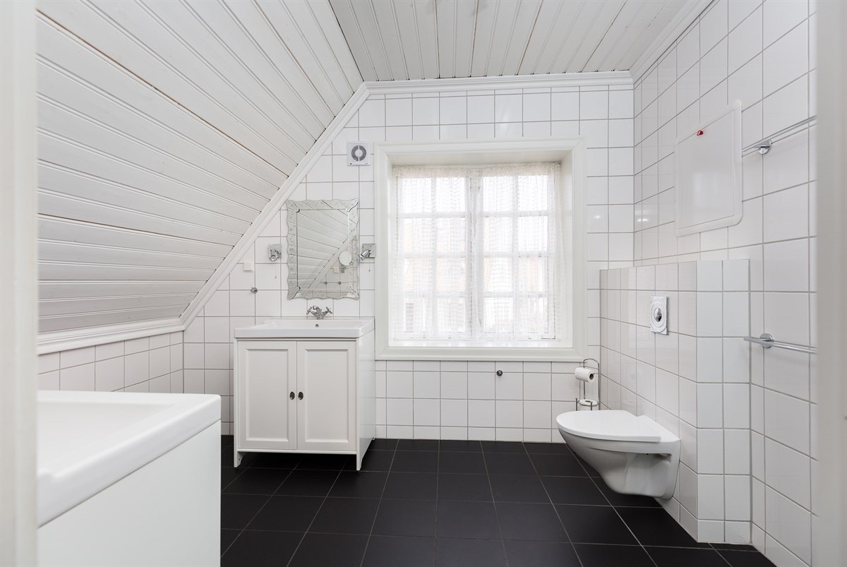Lyst og pent bad/wc tilknyttet hovedsoverom Galleribilde