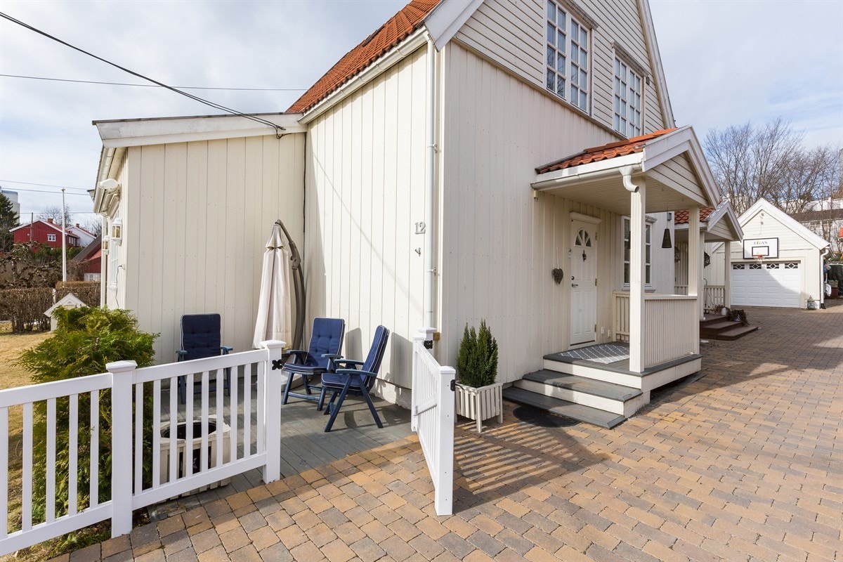 Port fra innkjøring til hage - To biloppstillingsplasser på gårdsplassen Galleribilde