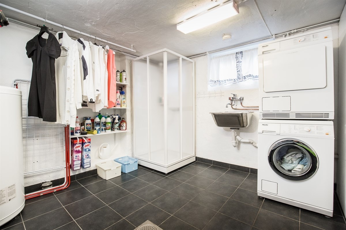 Praktisk vaskerom med dusj i kjeller - Separat wc i eget rom Galleribilde