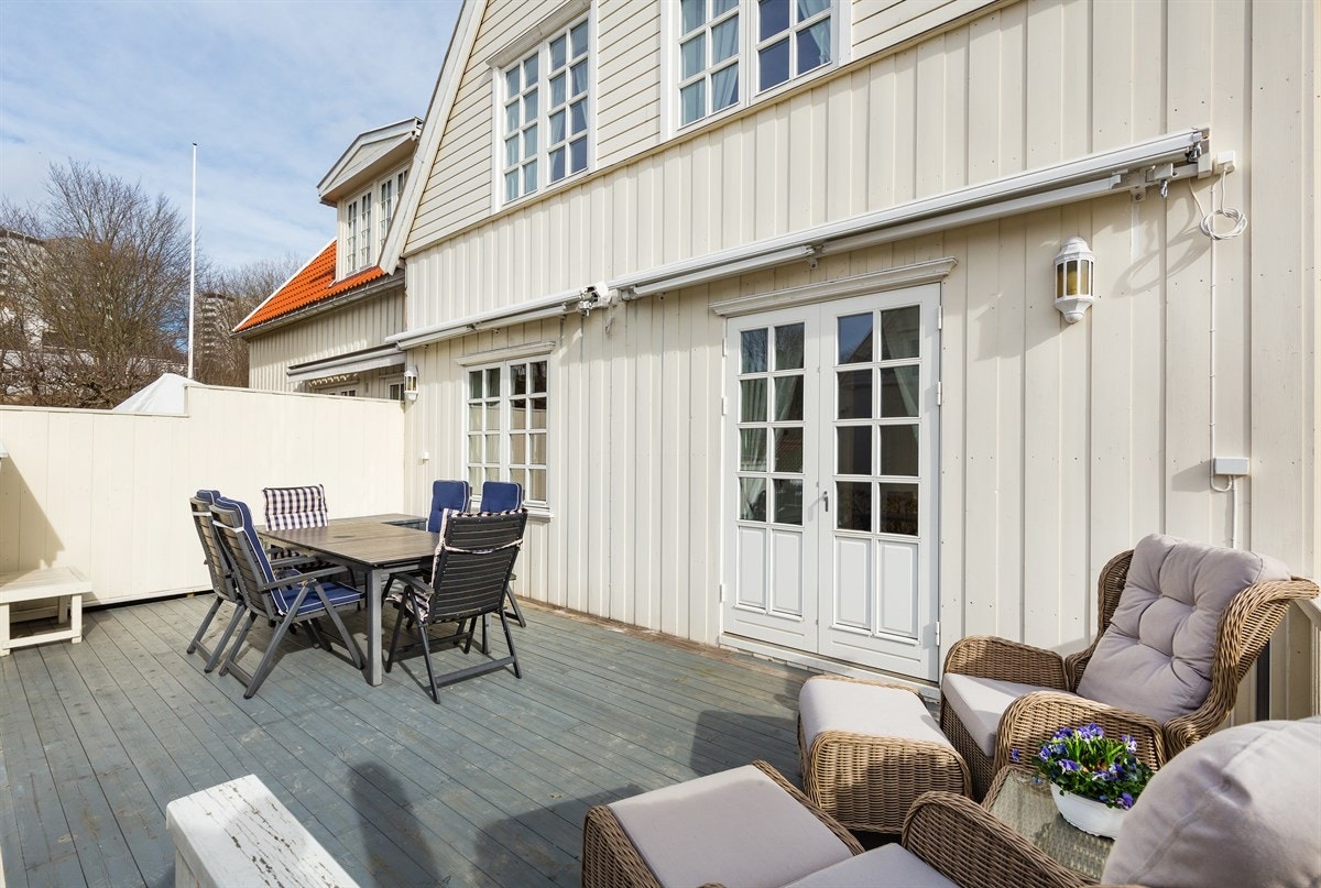 Stor uteplass mot vest - Egen platting også mot øst Galleribilde