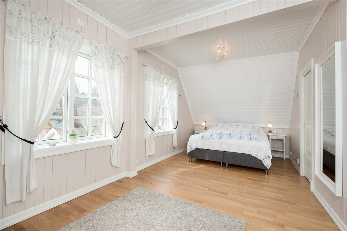 Stort soverom tilknyttet eget bad/wc og walk-in-closet/garderoberom Galleribilde