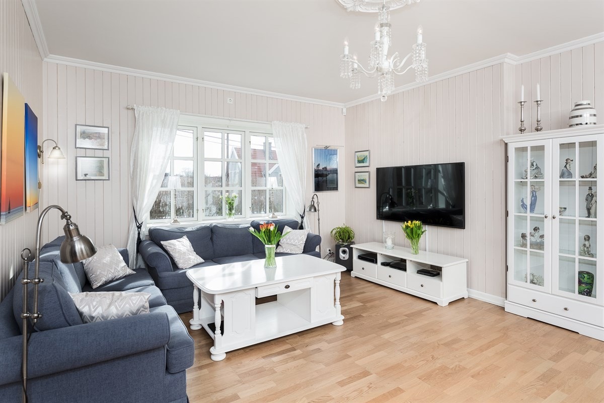 Lys og luftig hovedetasje Galleribilde