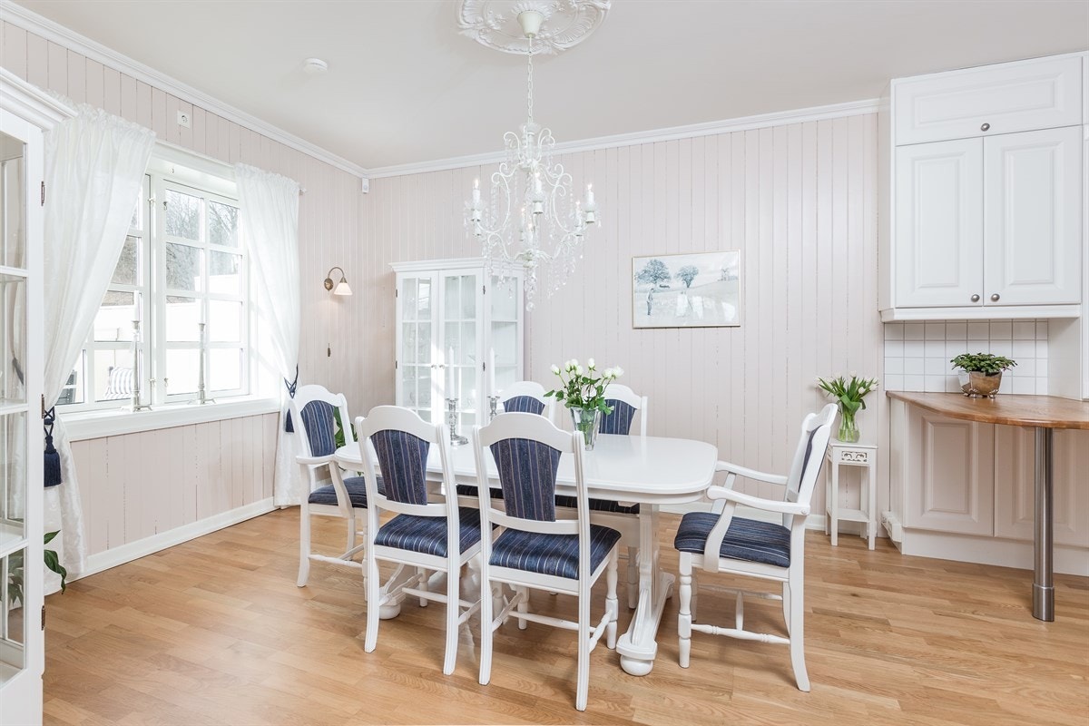 Romslig spisestue med god plass til langbord Galleribilde