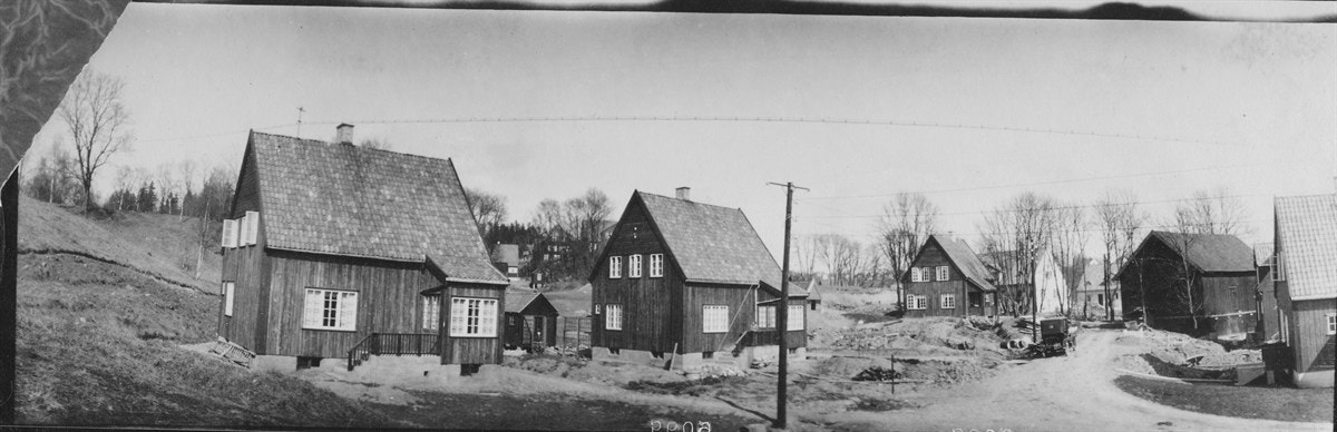 Historisk bilde - Ladeveien ble oppkalt etter låven/laden lengst til høyre i bildet Galleribilde