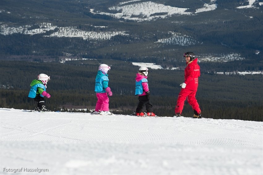 Smotteklubben lærer de minste å stå på ski. Galleribilde