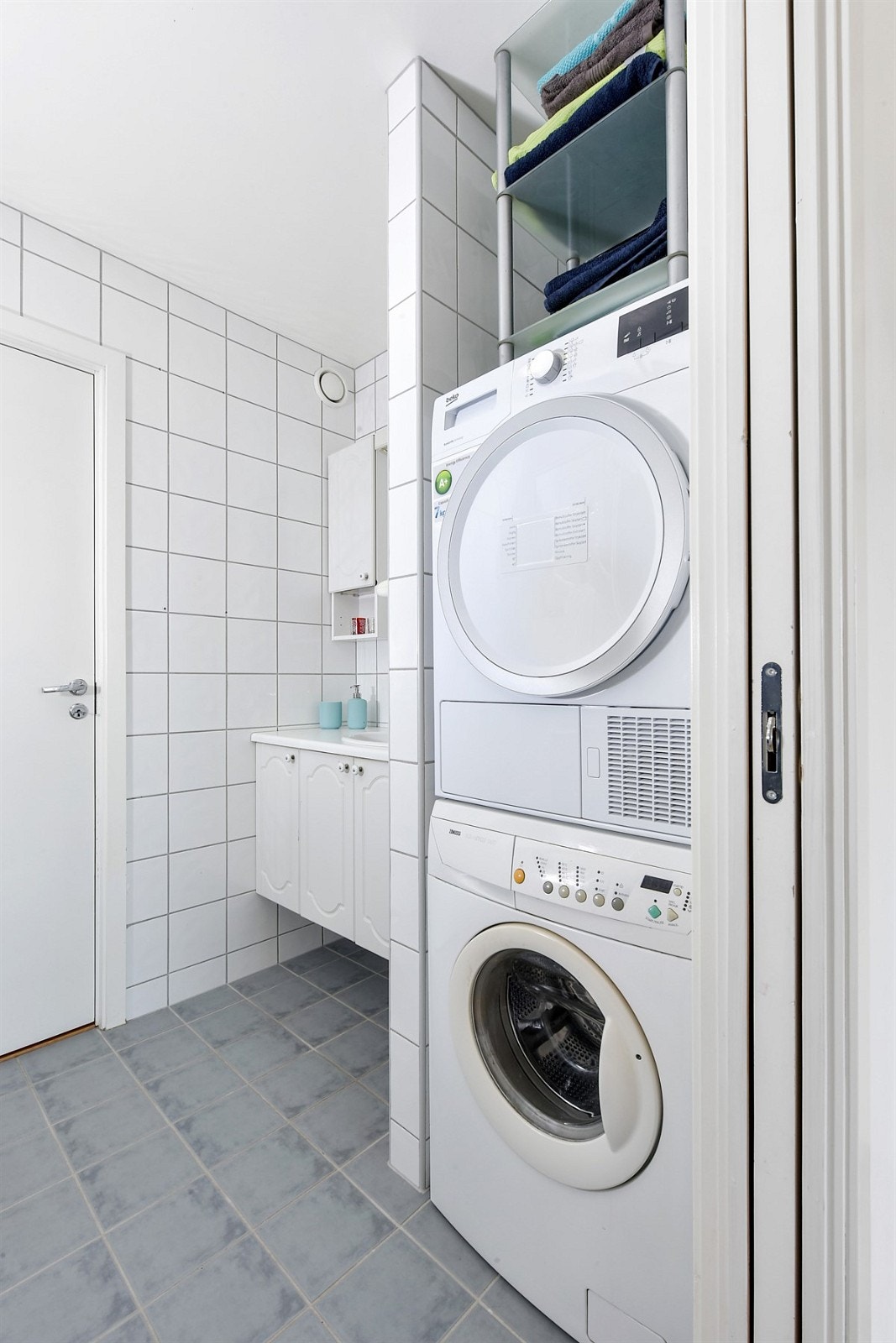 Det er opplegg for vaskemaskin og tørketrommel på badet. Galleribilde