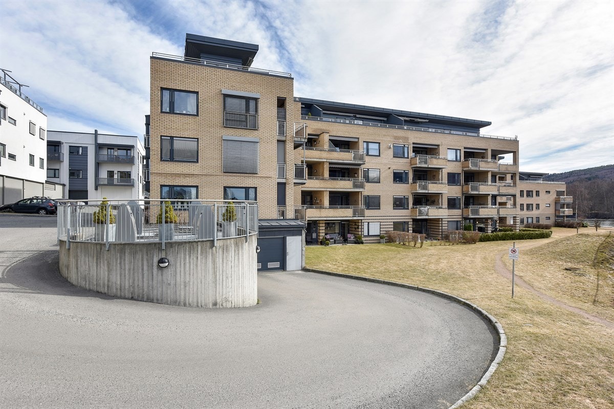 Innkjøring til garasjeanlegg. Galleribilde