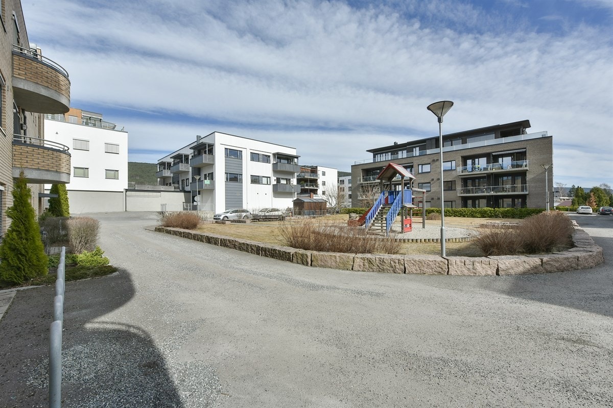 Området har nærhet til skoler, barnehager, offentlig kommunikasjon, samt et rikt utvalg av fasiliteter og servicetilbud. Galleribilde