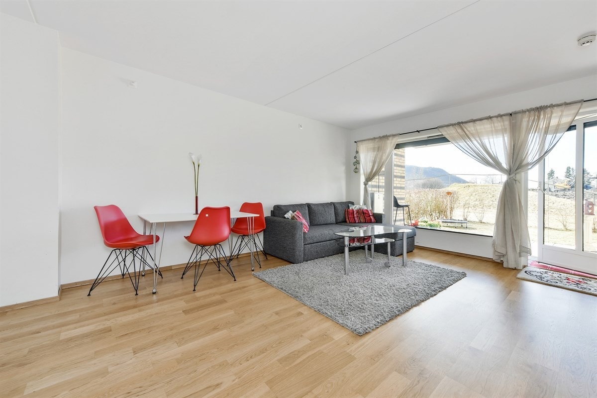 Leiligheten har vestvendt markterrasse, koselig fellesområde, det er tillatt med dyrehold, garasje i lukket anlegg samt bod. IN-ordning/sikringsfond. Heis/trappefri adkomst. A-konto strøm, vann/avløp er inkludert i felleskostnadene. Galleribilde