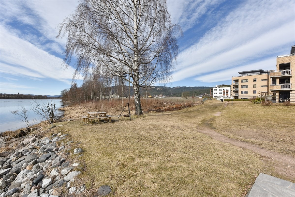 Borettslaget ligger fint til med nærhet til elven. Galleribilde