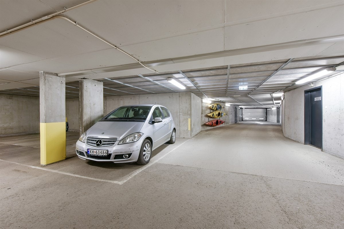 Med leiligheten medfølger en parkeringsplass i felles garasjeanlegg. Det er kort trappefri adkomst fra garasjeanlegget og til leiligheten. Galleribilde