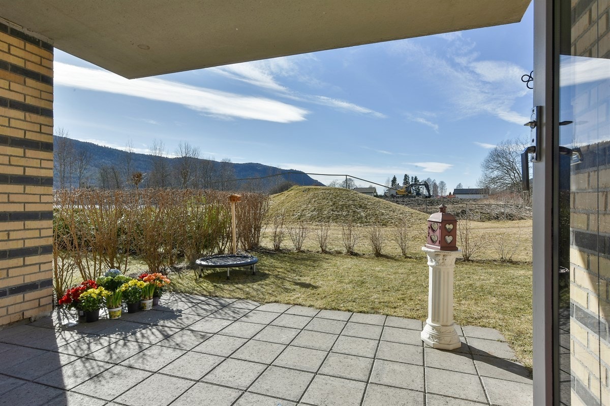 Leiligheten har en vestvendt markterrasse med gode solforhold. Galleribilde