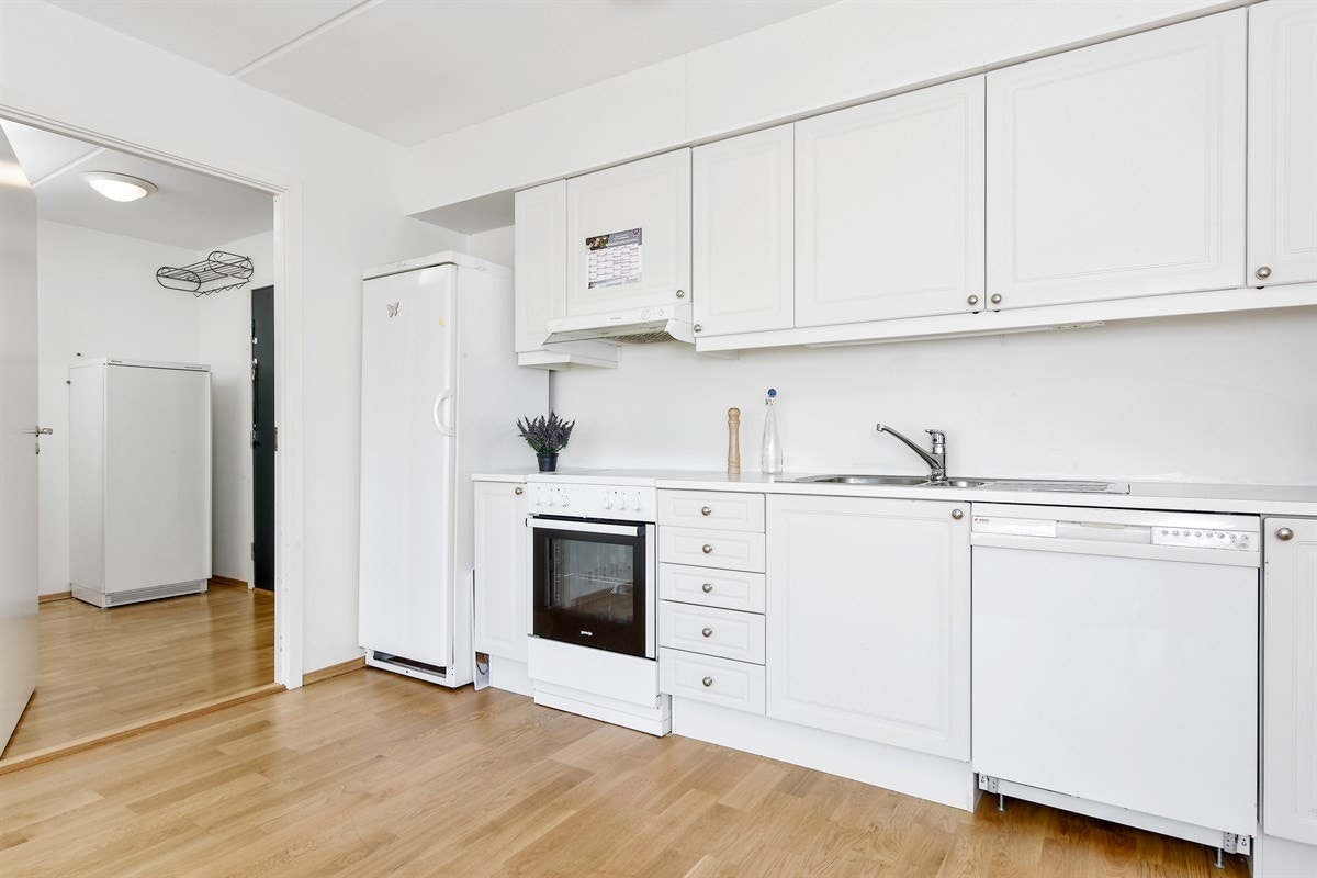 Kjøkkenet er designet slik at det benytter rommets areal på en effektiv måte, og innehar god benke- og lagringsplass. Galleribilde