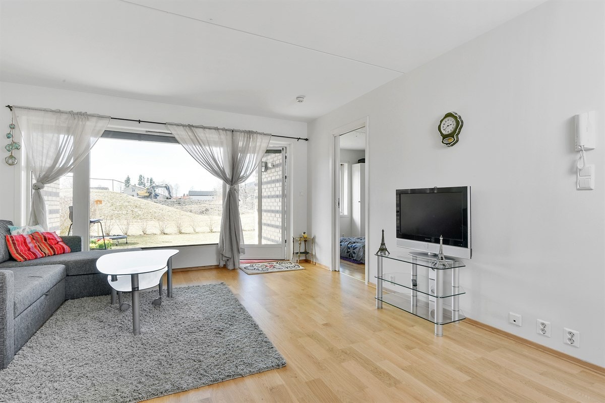 Det er parkett på gulv og god plass for sofaløsning med tilhørende møblement. Galleribilde