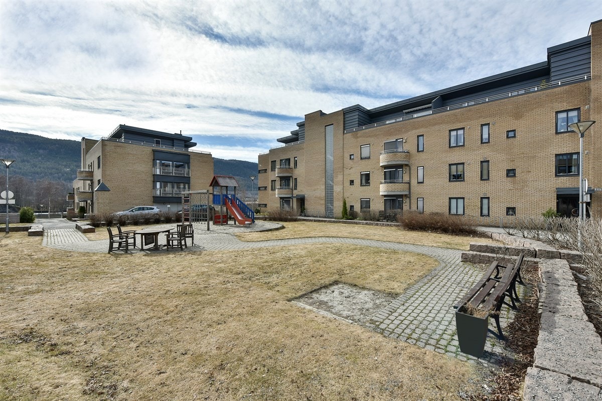 Fellesområdet er pent opparbeidet med plen, asfalterte internveier og sittegrupper. Galleribilde