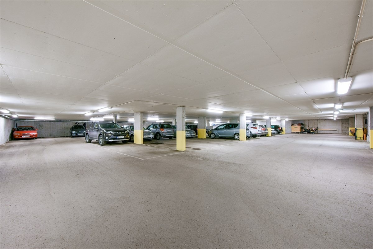 Nedkjøringen til garasjeanlegg har varmekabler. Det er kort trappefri adkomst til en tilhørende bod og leiligheten fra garasjeanlegget. Galleribilde