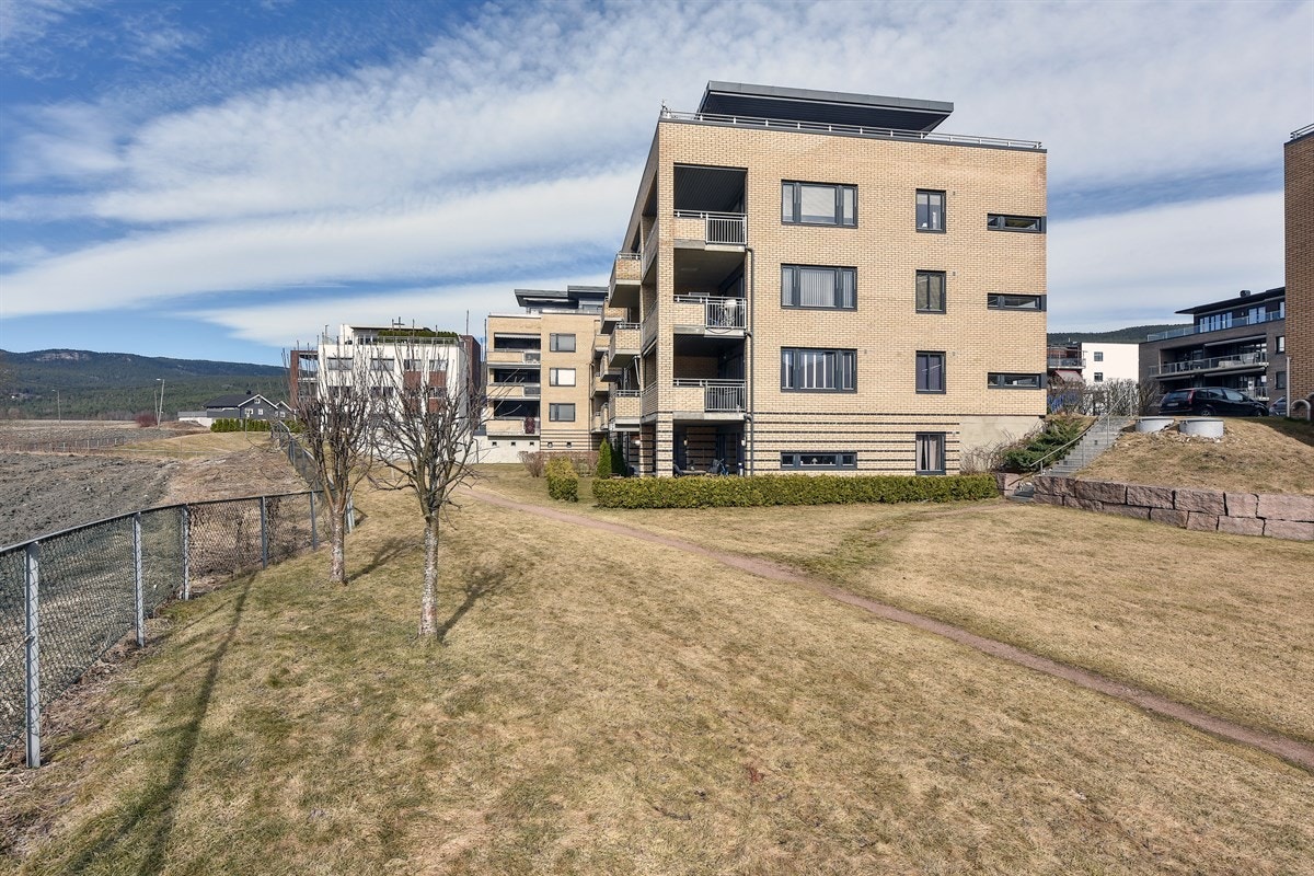 Eiendommen ligger i et rolig og barnevennlig boligområde på Åssiden i Drammen kommune. Galleribilde