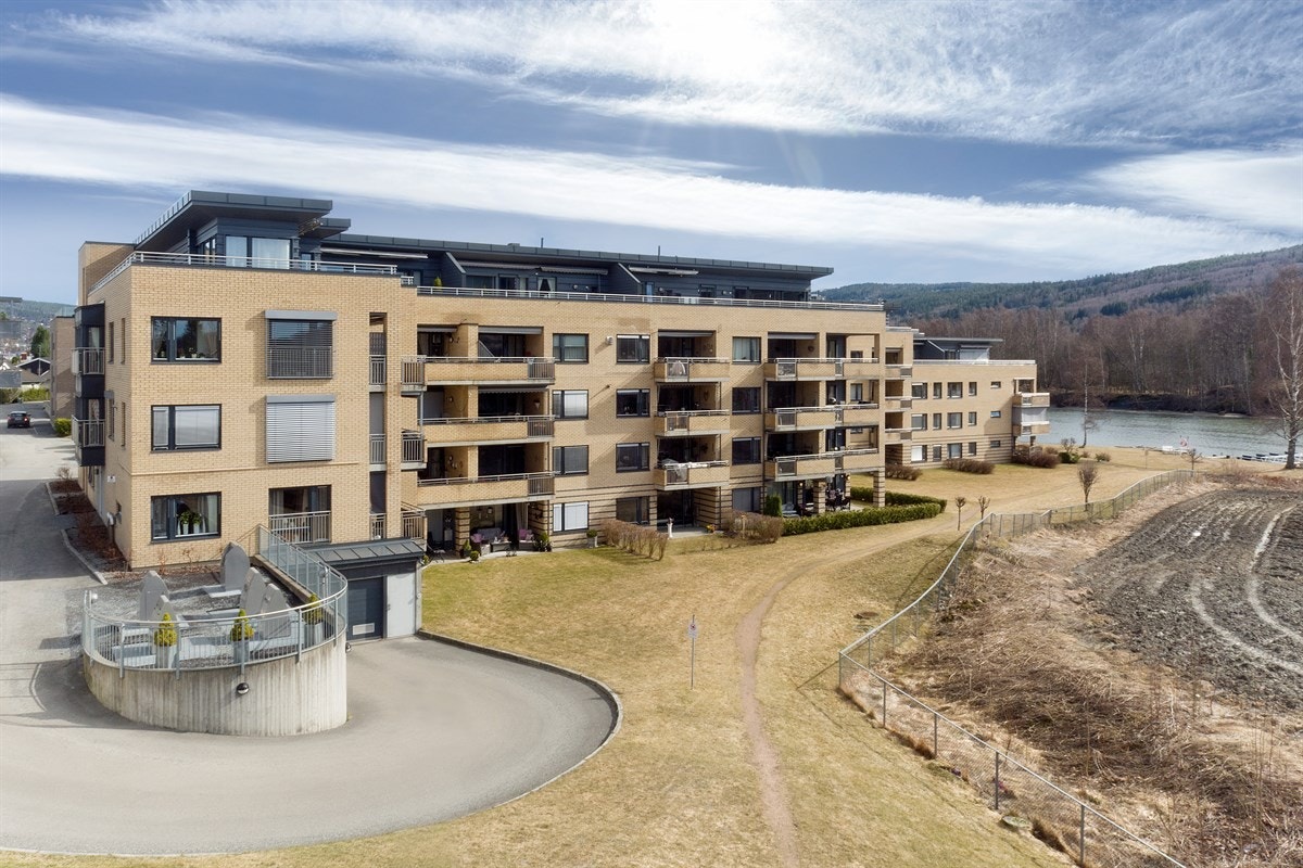 Borettslaget har en flott fellestomt med gode plenarealer, lekeplass m.m. Galleribilde