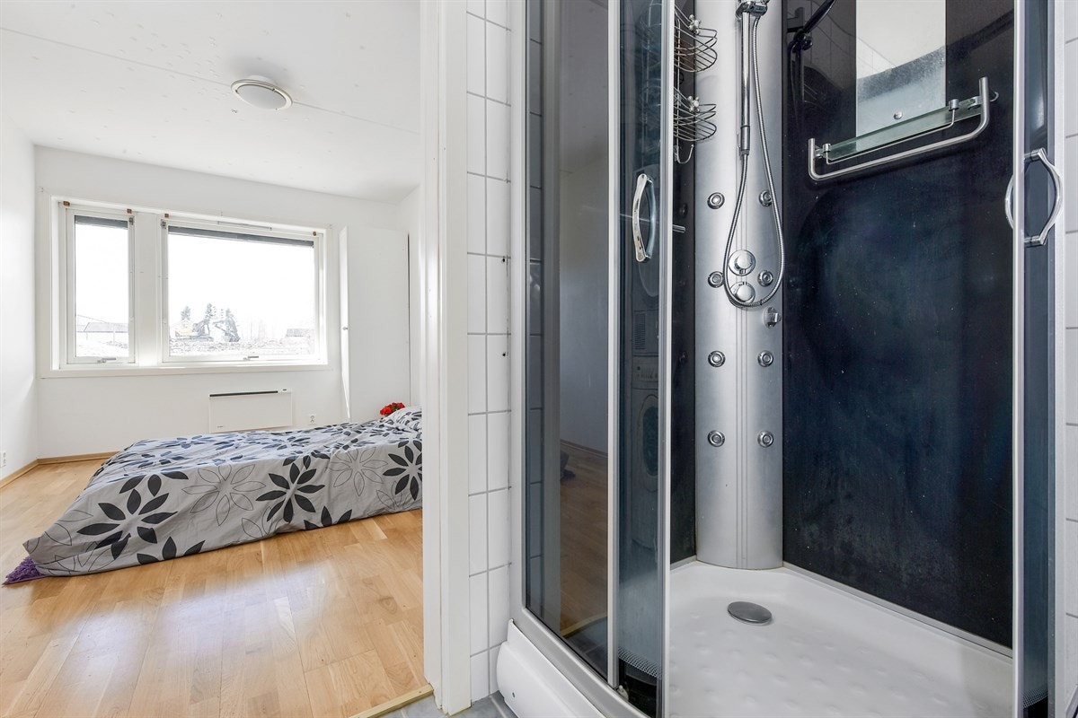 Badet ligger i tilknytning til soverommet. Galleribilde