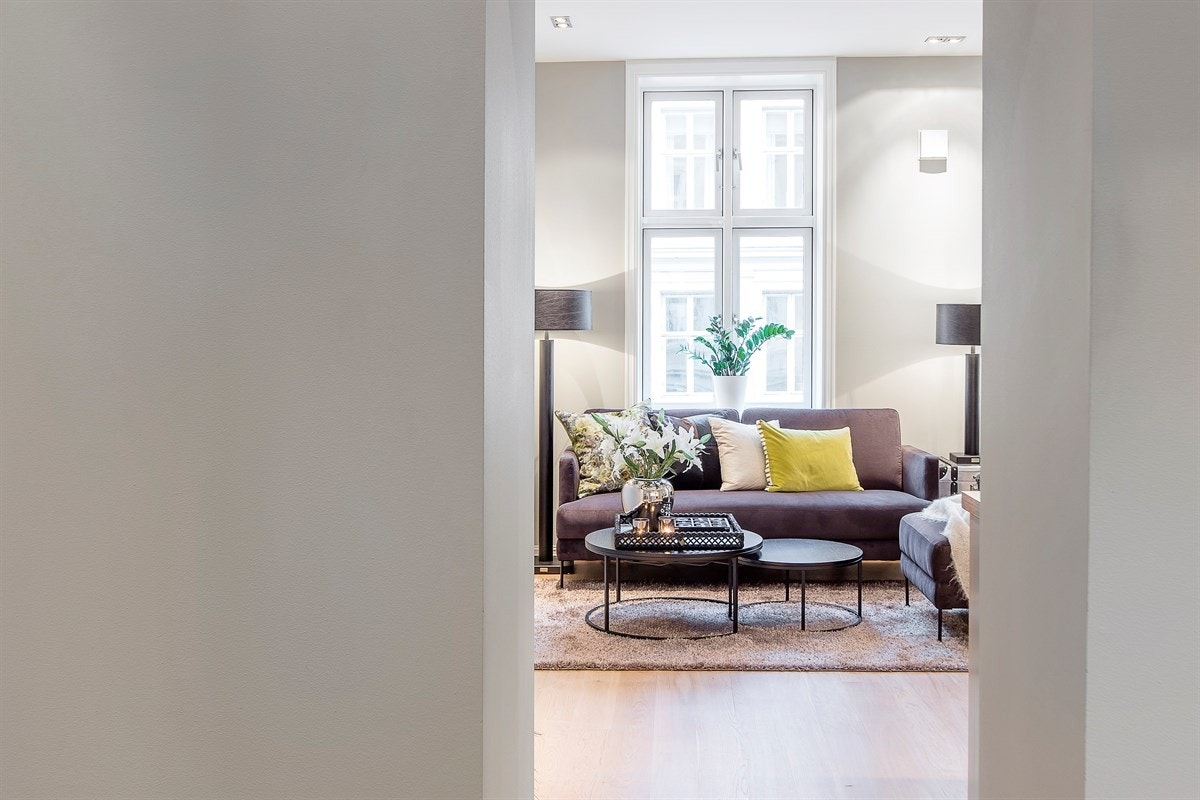 Stue med store lysflater Galleribilde