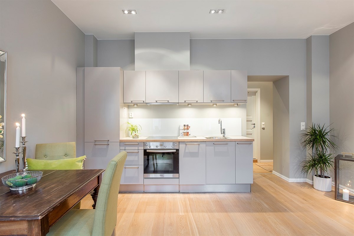 Lekkert HTH-kjøkken med integrerte Míele hvitevarer Galleribilde