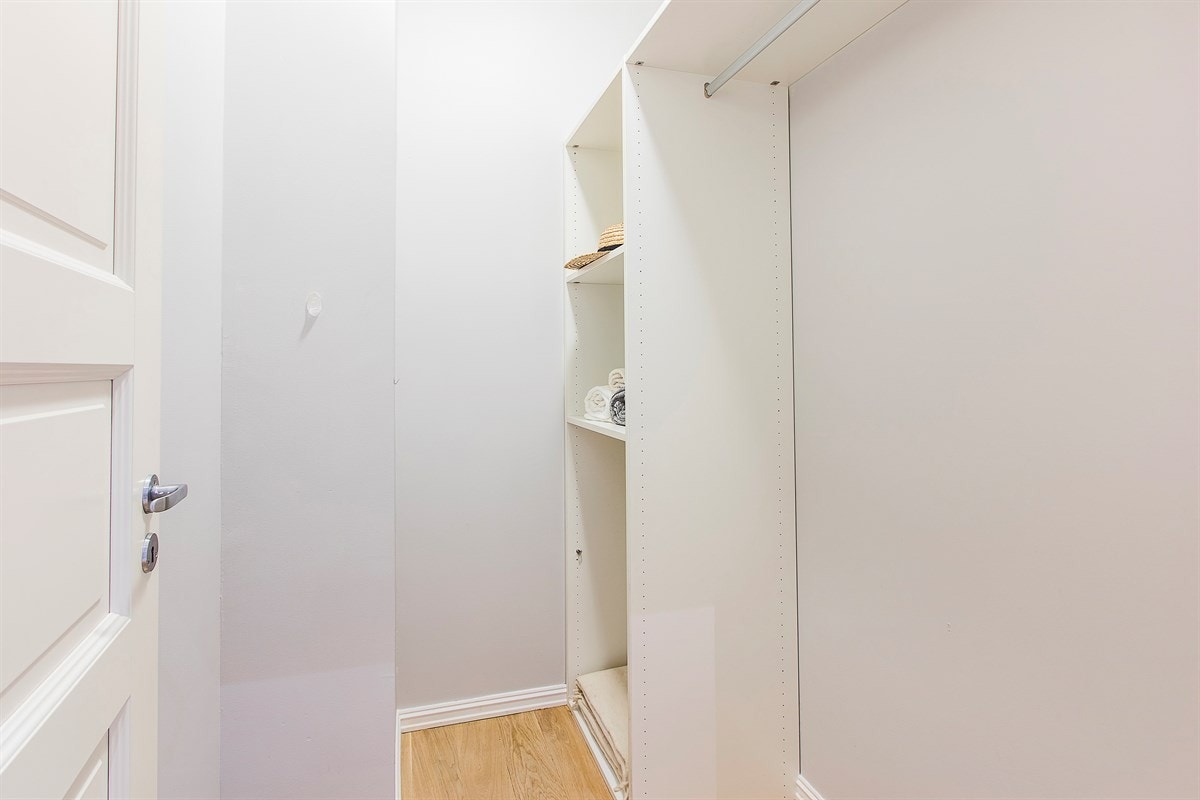 Stor og praktisk innvendig bod. Ytterligere lagring i kjellerbod Galleribilde