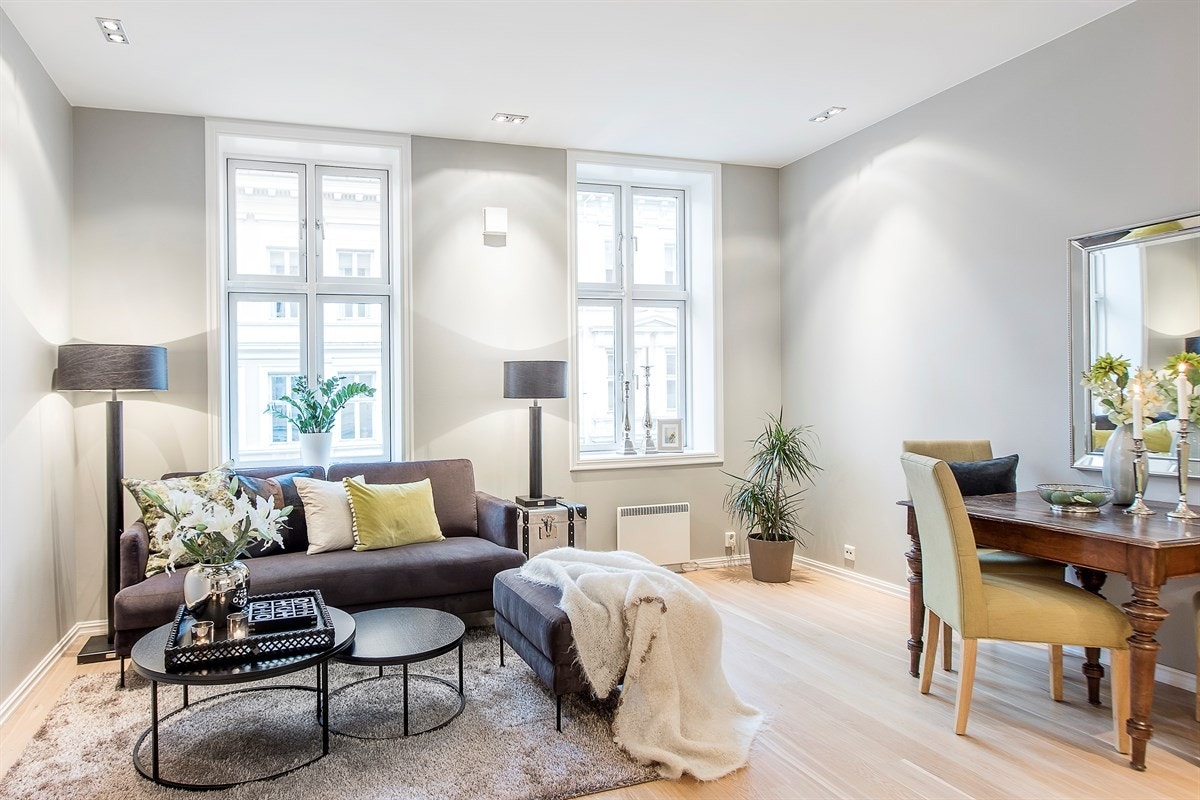 Stue/spisestue med store vindusflater Galleribilde