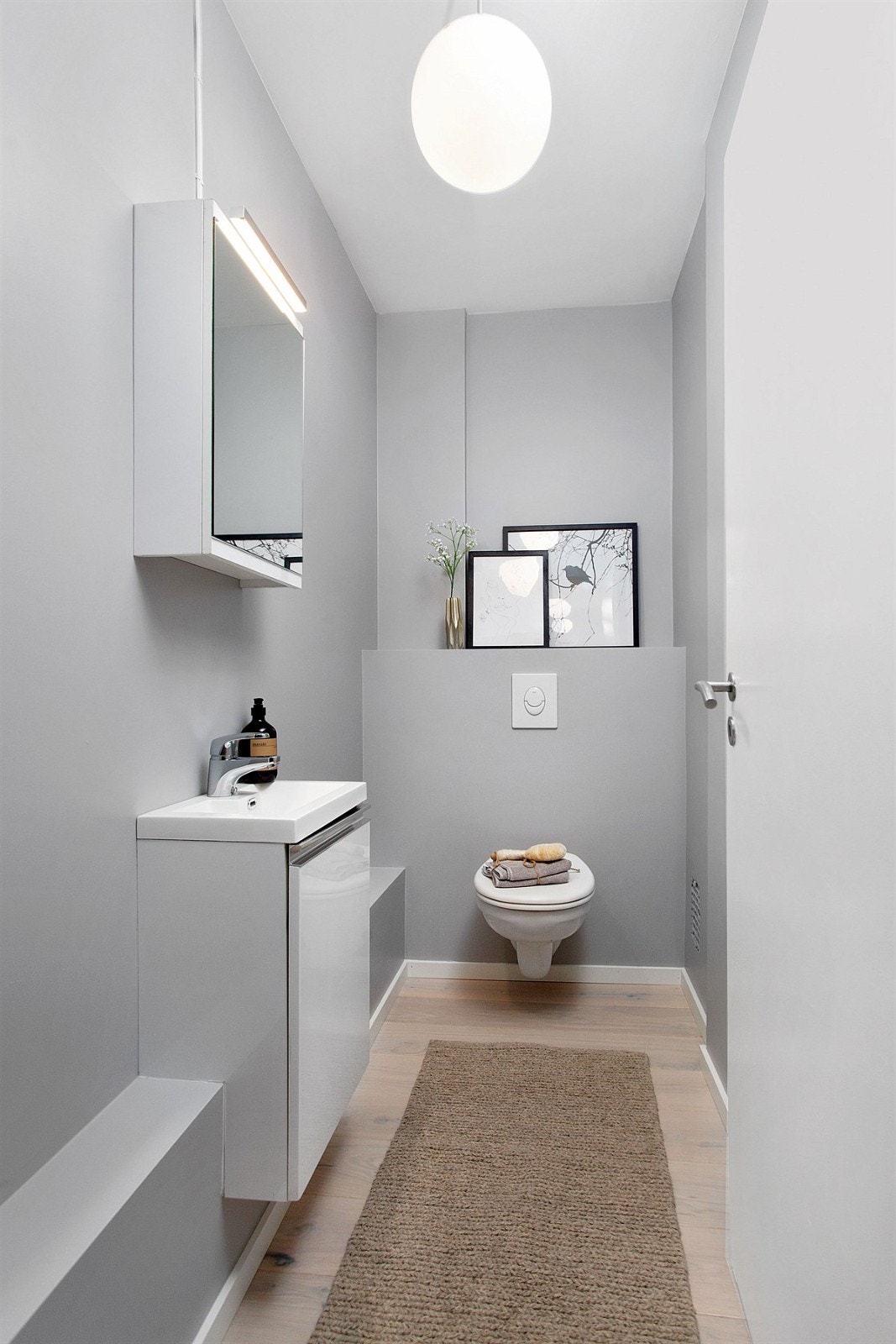 Praktisk separat toalett med servant. 1-stavs eikeparkett på gulv og malte overflater. Galleribilde