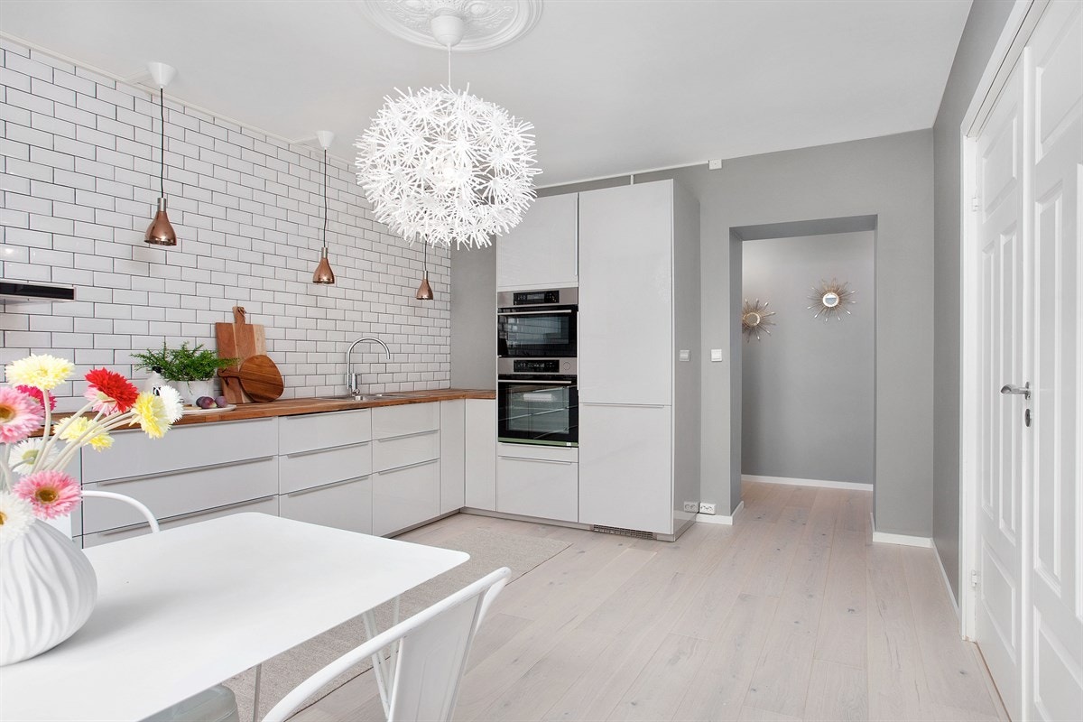 Moderne og påkostet kjøkken fra 2017 med glatte fronter og heltre benkeplate. Galleribilde